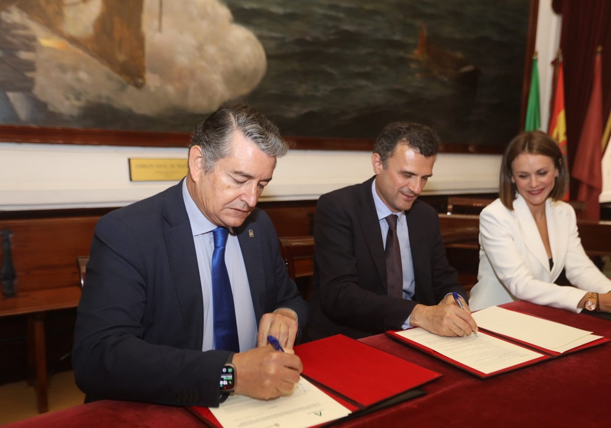 Antonio Sanz y Bruno García, firmando el protocolo en el Ayuntamiento de Cádiz ante la atenta mirada de Beatriz Gandullo