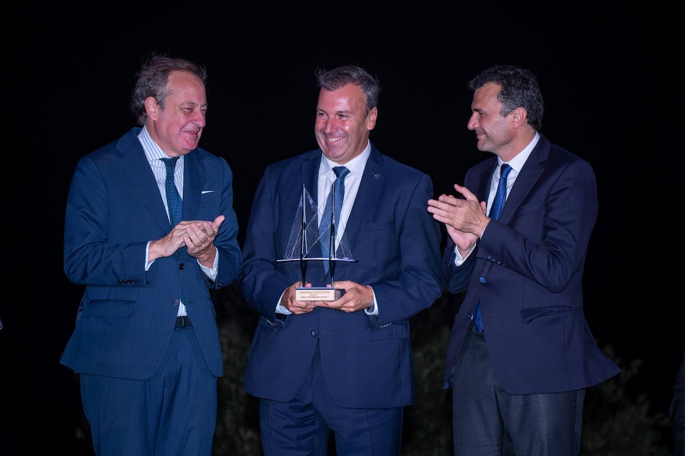 Rafael Fernández, junto a Bruno García y Álvaro Rodríguez Guitart, tras recoger el reconocimiento.