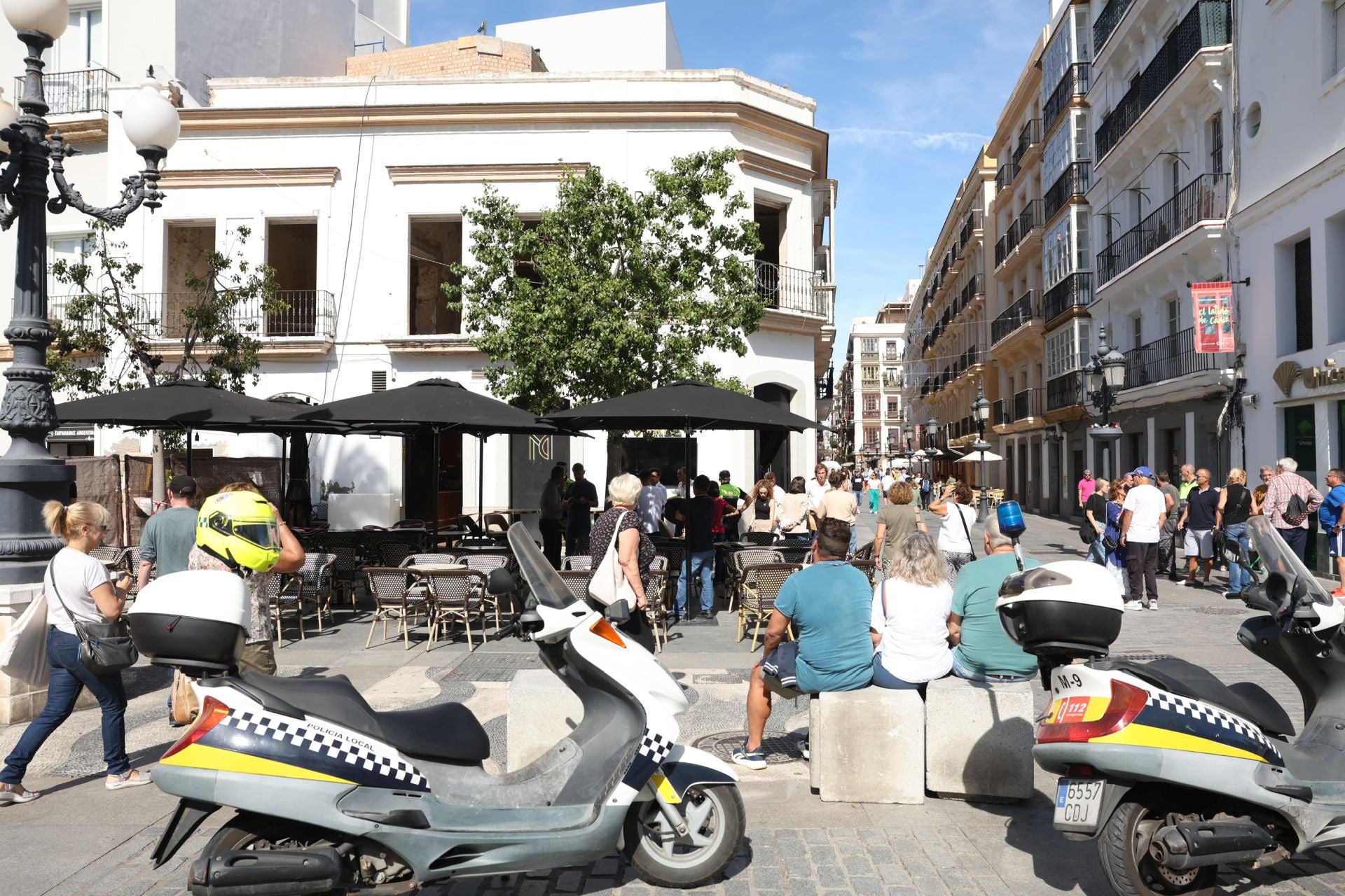 Fotos: cae un balcón en la plaza de San Juan de Dios de Cádiz