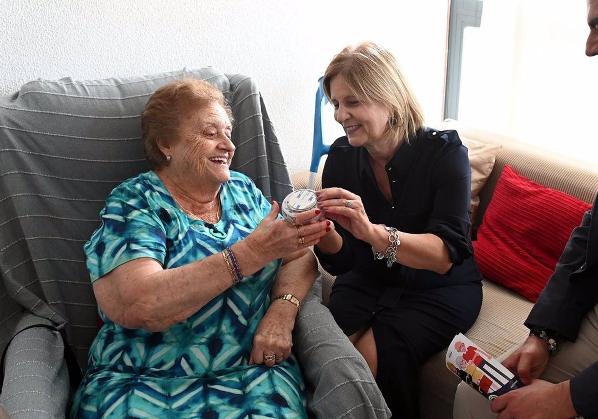 La alcaldesa de Jerez, María José García-Pelayo, y el presidente del Consorcio de Bomberos de la provincia de Cádiz, José Ortiz, junto a Antonia