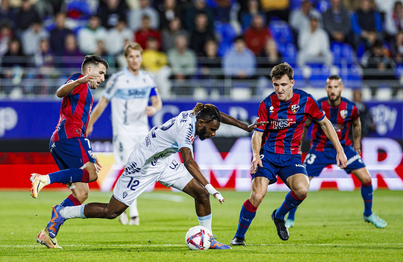 Fotos: Huesca - Cádiz CF en el estadio de El Alcoraz