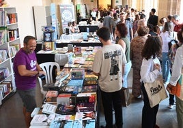 El periodista Juan Gómez Jurado conquista al público en una rebosante Feria del Libro de Jerez