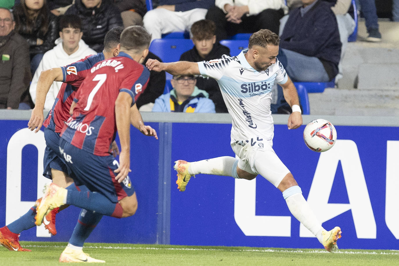 Fotos: Huesca - Cádiz CF en el estadio de El Alcoraz