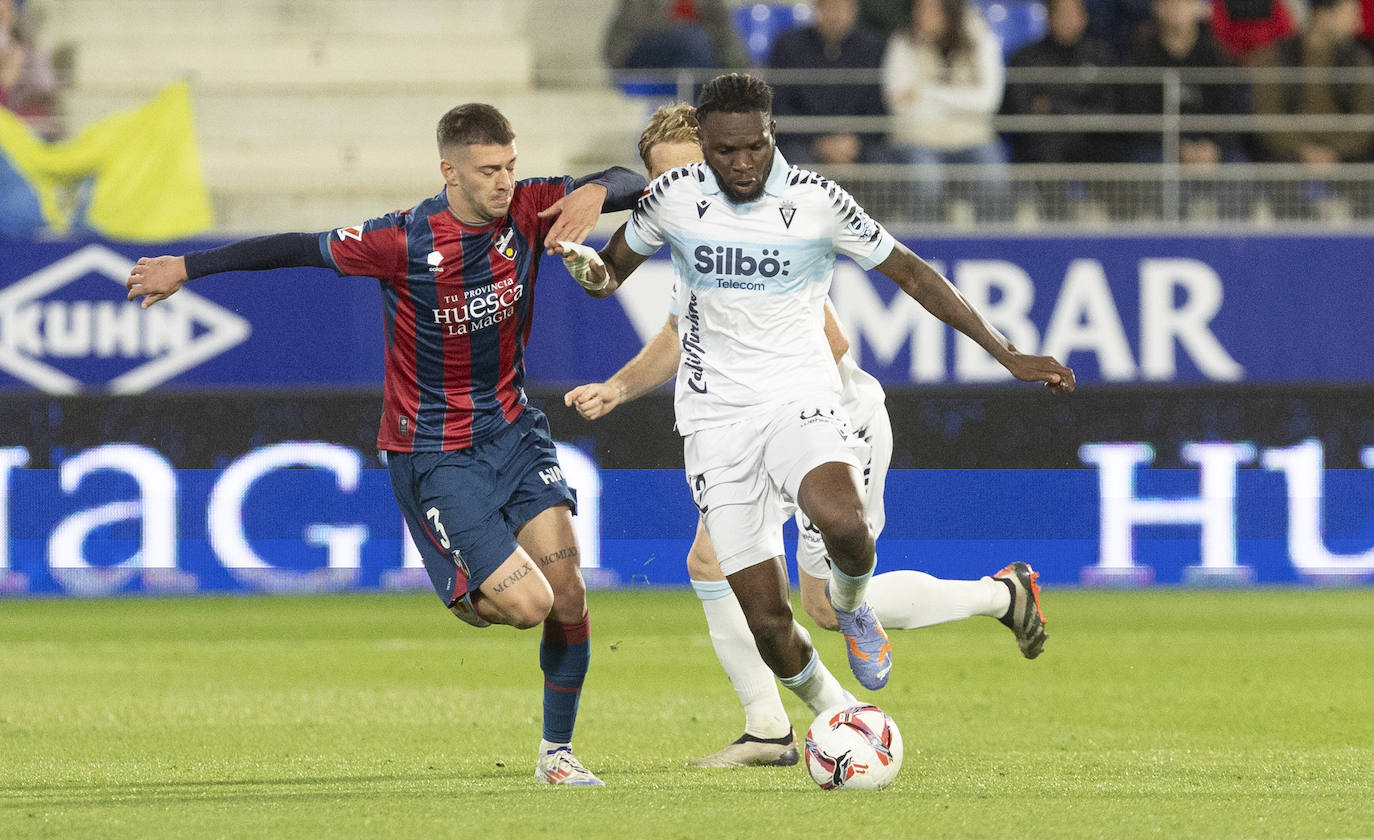 Fotos: Huesca - Cádiz CF en el estadio de El Alcoraz