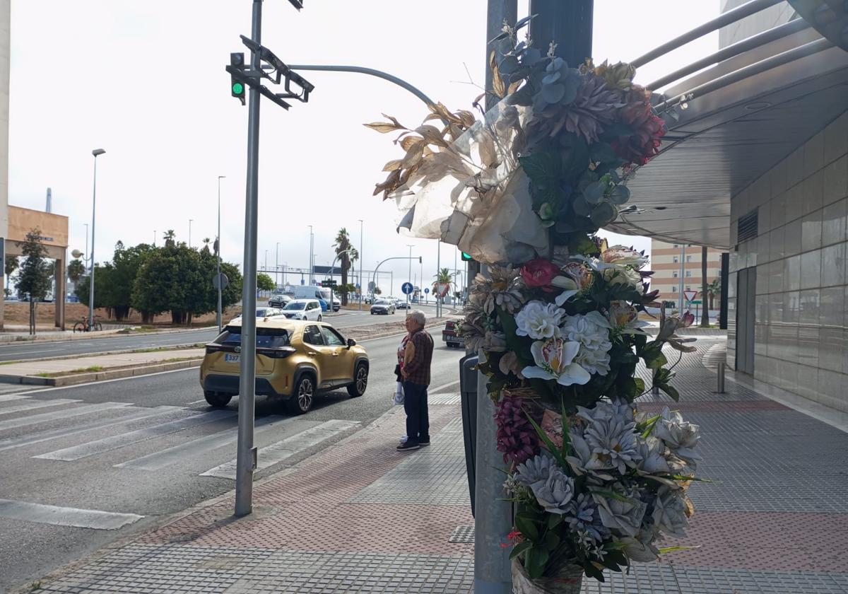 Flores en recuerdo de las víctimas en el lugar del acctidente.