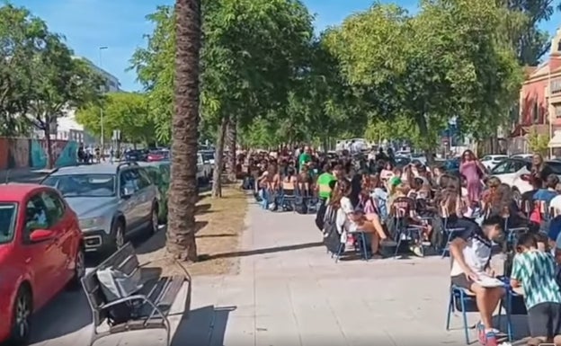 Un instituto de Jerez imparte sus clases en la calle para protestar por 14 años de aulas prefabricadas