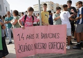 Un instituto de Jerez imparte sus clases en la calle para protestar por 14 años de aulas prefabricadas