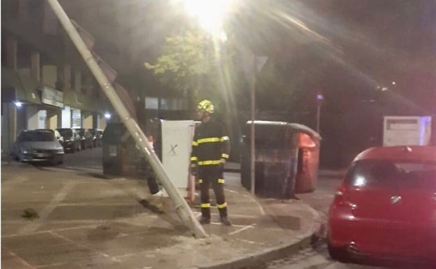 Los bomberos han retirado una de las farolas por el riesgo que suponía