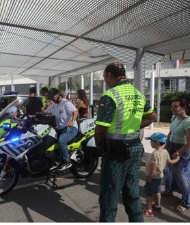 Imagen secundaria 2 - Así ha sido la jornada de puertas abiertas de la Guardia Civil en Cádiz