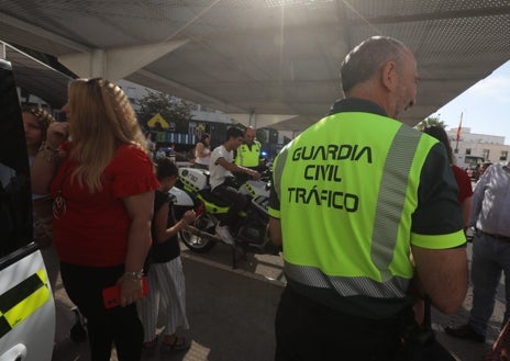 Imagen secundaria 1 - Así ha sido la jornada de puertas abiertas de la Guardia Civil en Cádiz