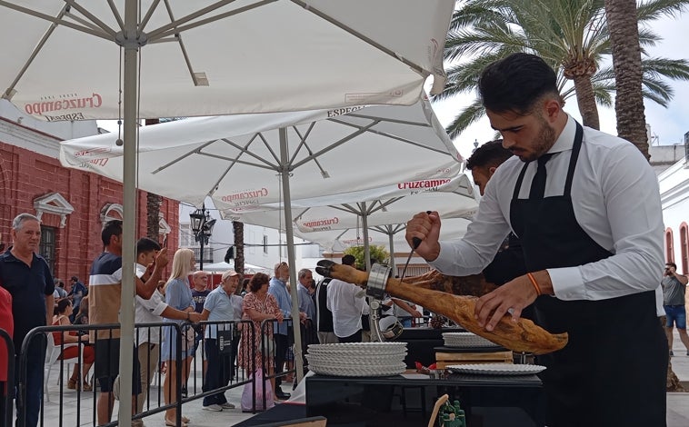 Imagen principal - San Fernando premia el arte del jamón en una multitudinaria jornada festiva en la Plaza de San José