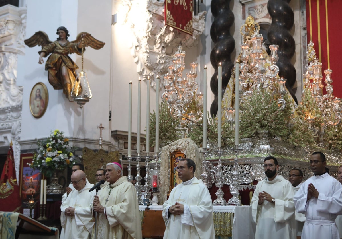 El obispo de Cádiz y Ceuta, Rafael Zornoza, ha presidido la misa votiva.