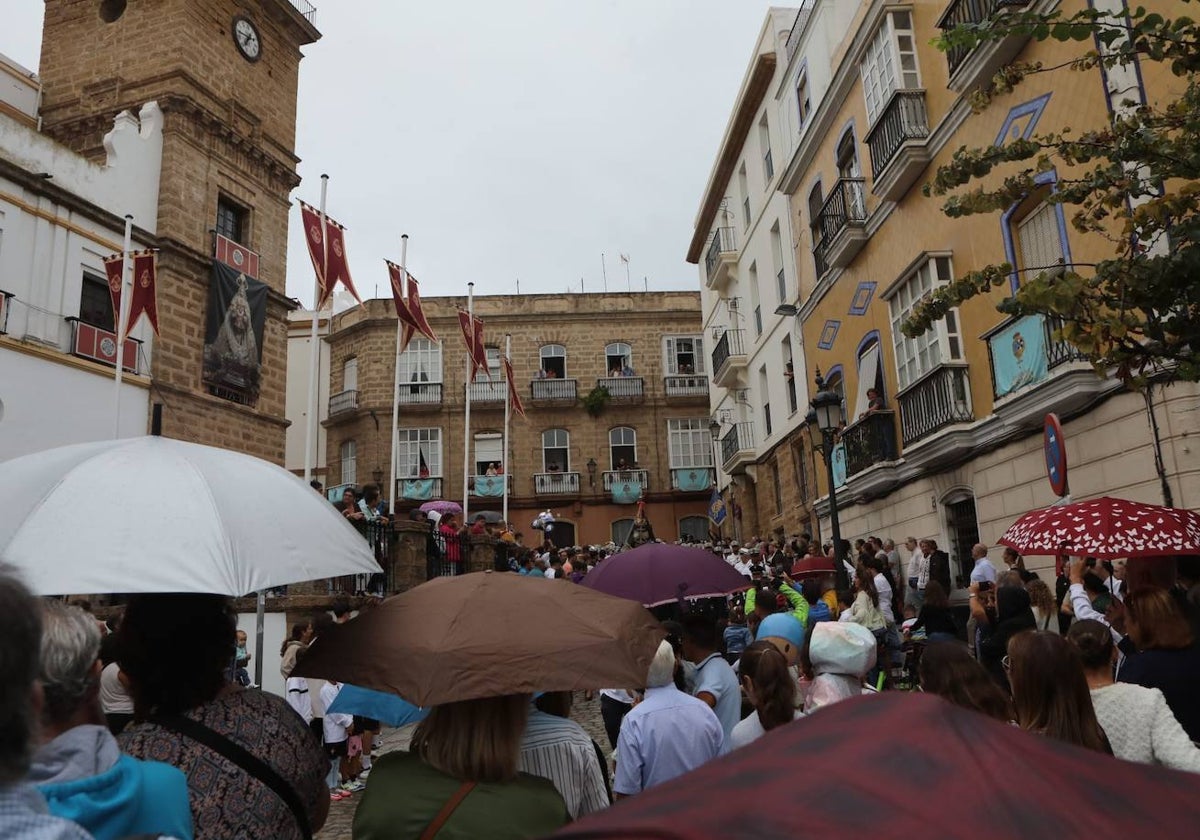 Fotos: La procesión de la Patrona de Cádiz se suspende por la lluvia