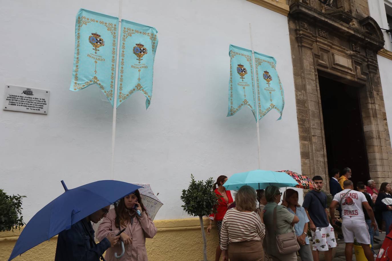 Fotos: La procesión de la Patrona de Cádiz se suspende por la lluvia