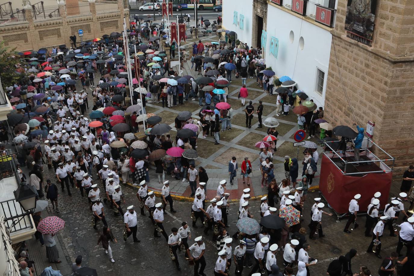 Fotos: La procesión de la Patrona de Cádiz se suspende por la lluvia