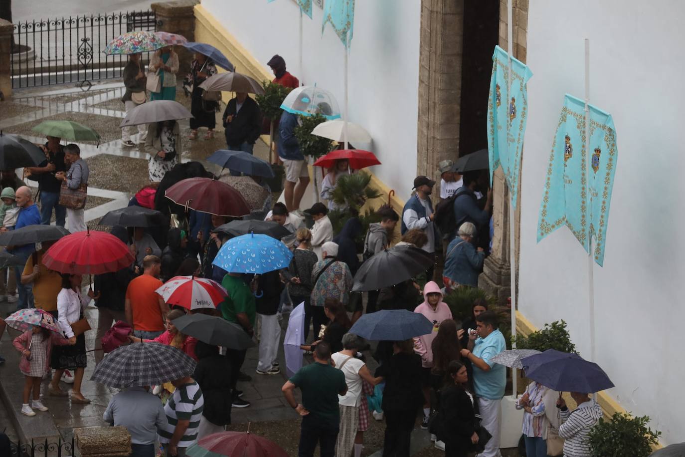 Fotos: La procesión de la Patrona de Cádiz se suspende por la lluvia