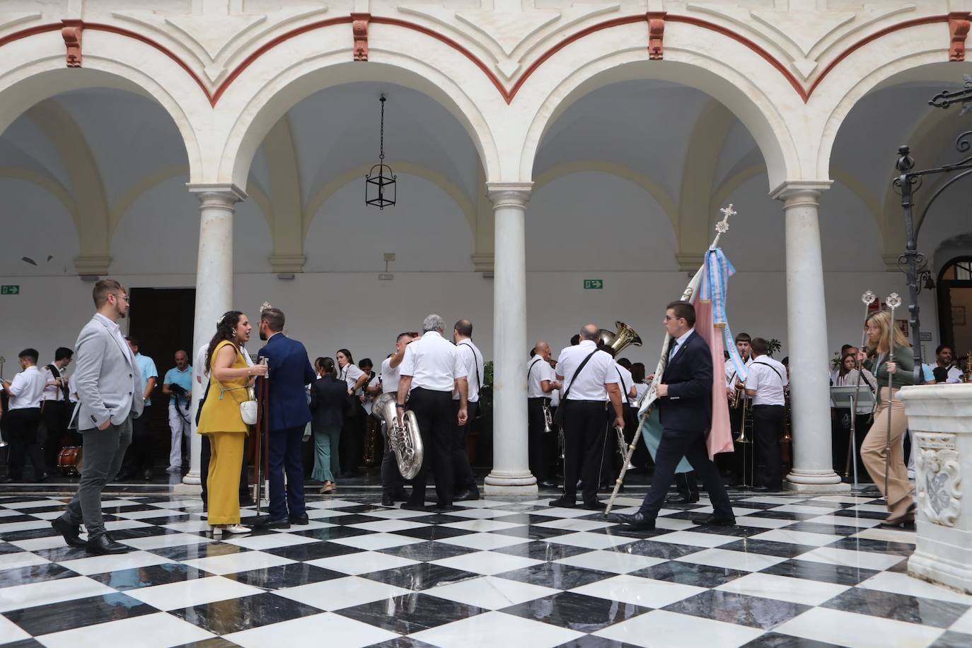 Fotos: La procesión de la Patrona de Cádiz se suspende por la lluvia