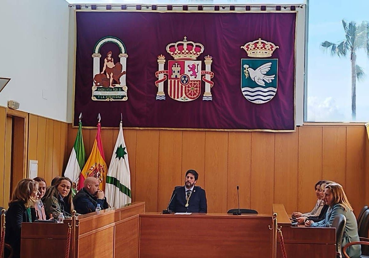 Momento de un Pleno en San Josédel Valle, presidido por Antonio González Carretero