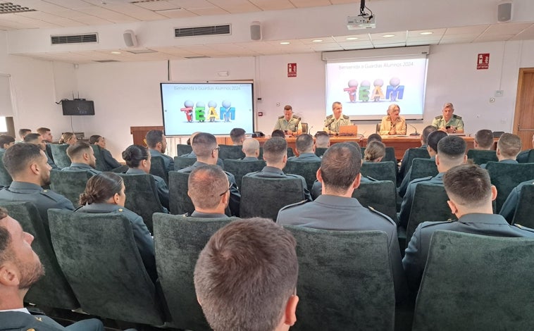 Imagen principal - Bienvenida a los 91 guardias alumnos en prácticas de la Guardia Civil de Cádiz