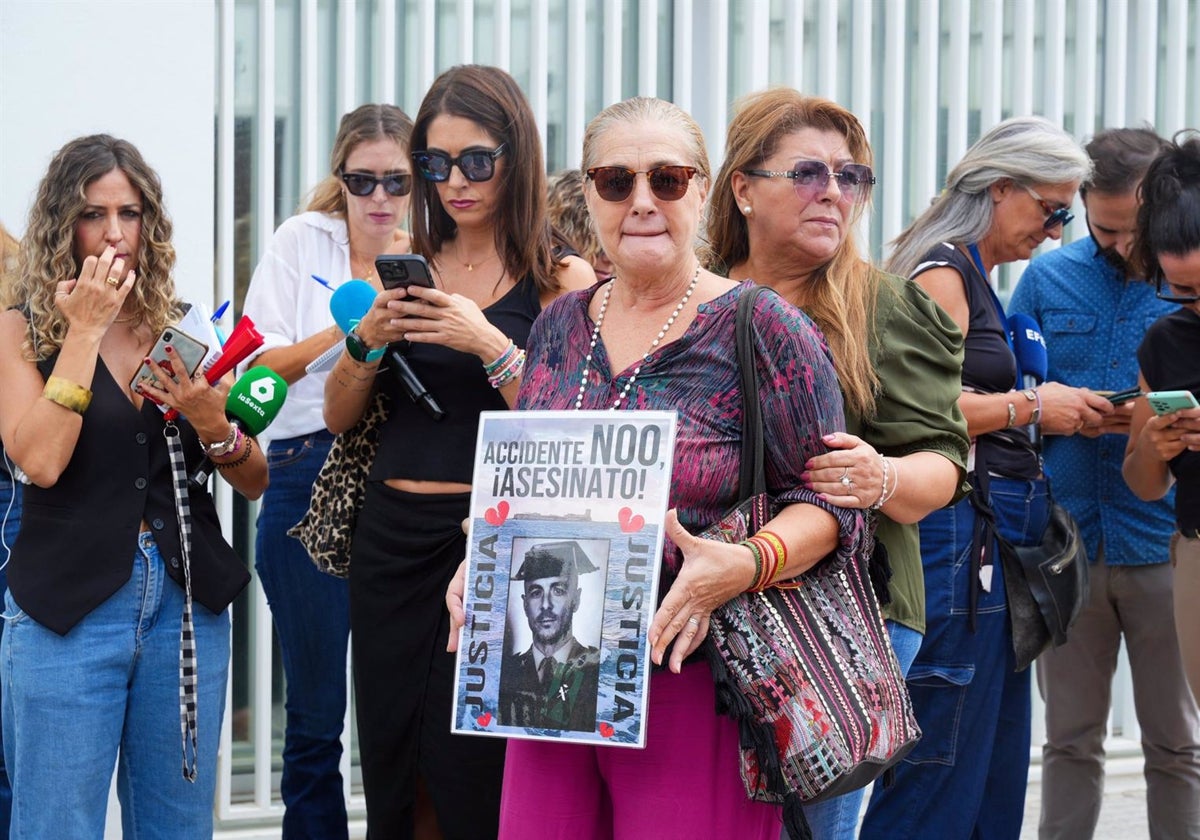 Paqui Gómez, la madre de Miguel Ángel González, uno de los agentes fallecidos por una narcolancha, atiende a los medios en los juzgados de Barbate