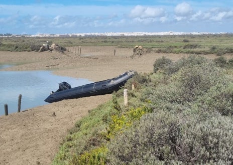 Imagen secundaria 1 - Redada contra los petaqueros del narco en el caño de Sancti Petri: diez detenidos