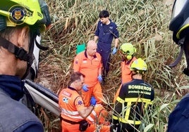 Rescatan a un conductor tras volcar su vehículo en Jerez