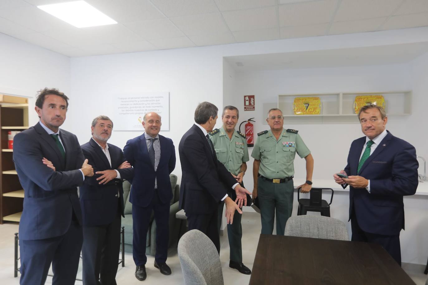 Fotos: Las imágenes de la inauguración de la Casa-Cuartel del Veterano de la Guardia Civil en Cádiz