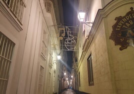 La gran apuesta municipal por las luces de Navidad ya es visible en el centro de Cádiz