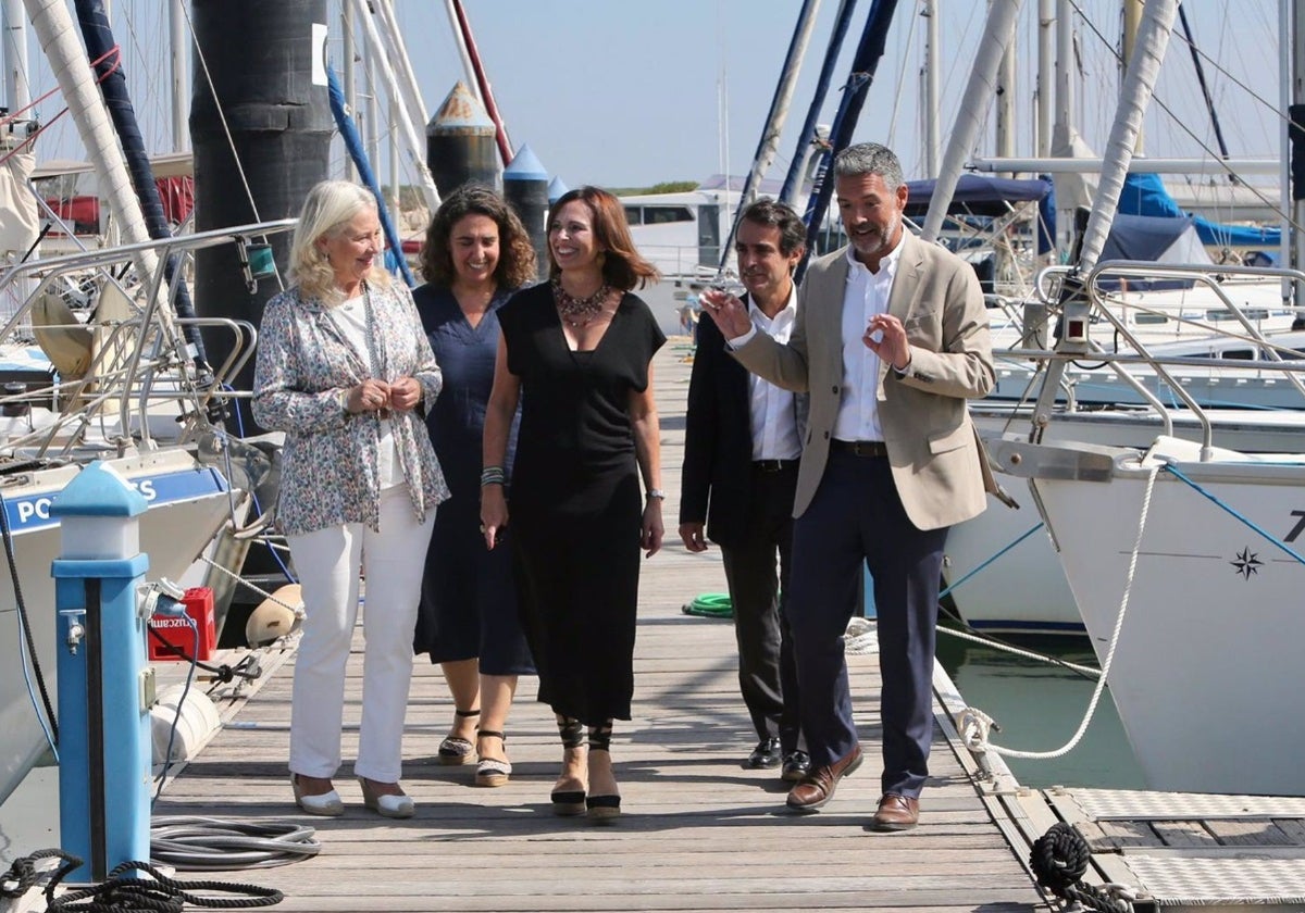 La consejera de Fomento, Articulación del Territorio y Vivienda, Rocío Díaz, durante una visita a las instalaciones del puerto de Rota, acompañada por el alcalde Javier Ruiz Arana, y la delegada del Gobierno de la Junta en Cádiz, Mercedes Colombo