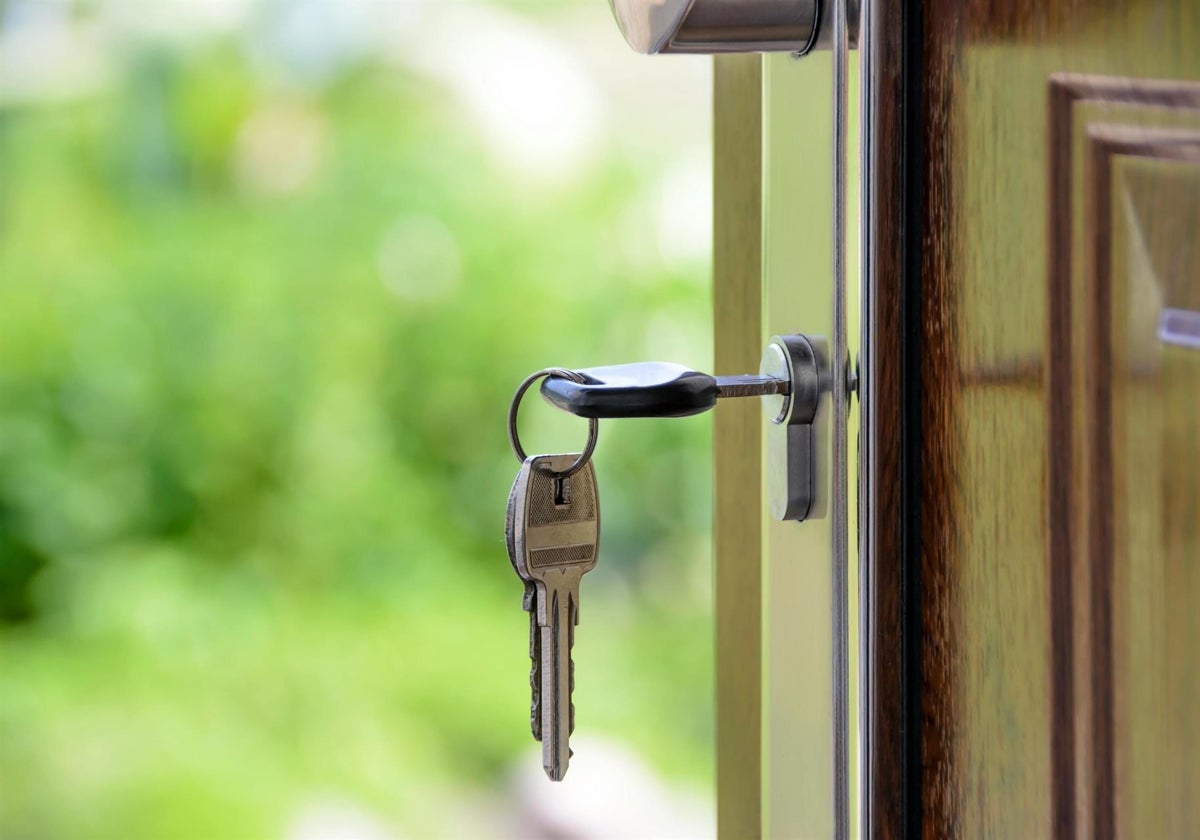 Llaves en la puerta de una vivienda