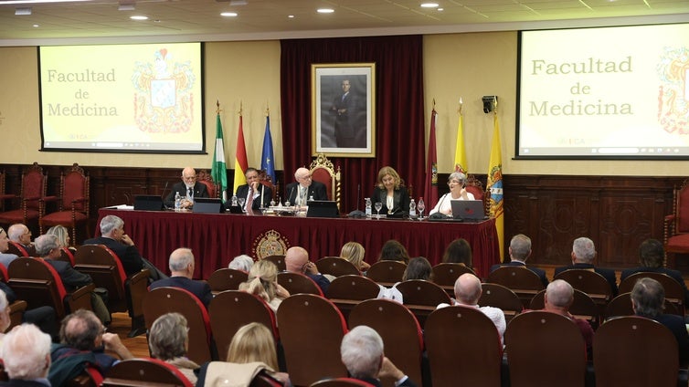 La Facultad de Medicina acoge la apertura del Curso Académico de la Real Academia Hispano Americana