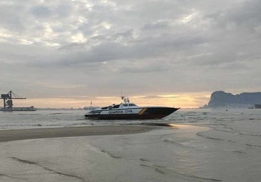 Una patrullera de la Guardia Civil embarranca en el río Palmones persiguiendo a unos contrabandistas de tabaco