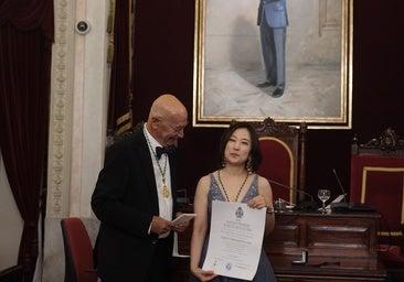 La pianista japonesa Azumi Nishizawa ingresa en la Academia de Bellas Artes de Cádiz