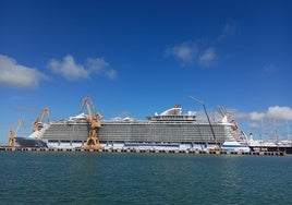 Susto en el astillero de Cádiz por el conato de incendio en un crucero en reparación