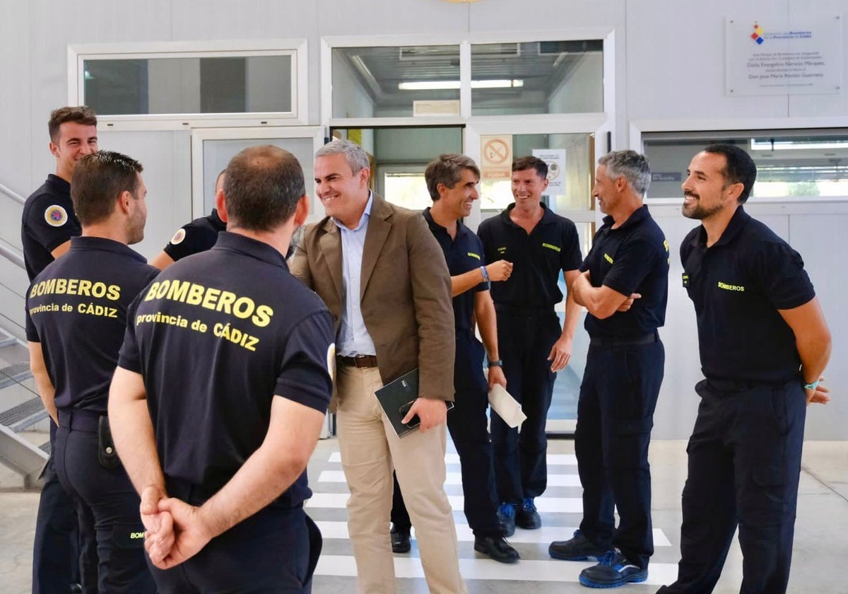 José Ortiz con algunos bomberos del Consorcio