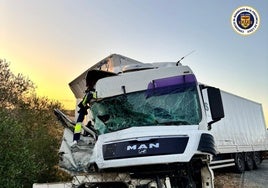 Un accidente entre dos camiones provoca la fuga de ácido silícico y obliga a cortar la A-381