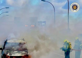 Un coche sale ardiendo en la AP-4,  dirección Cádiz