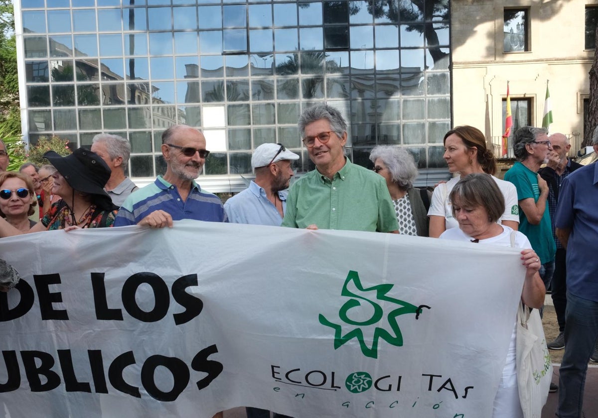 El ecologista Juan Clavero, momentos antes del juicio en la concentración en su apoyo.