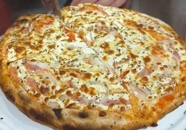 Este establecimiento de Cádiz ha inventado la pizza dúplex: «¡Qué locura, tío!»