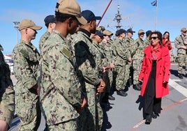 Robles destaca «la importancia de trabajar por la paz» en su visita al nuevo destructor de EEUU en Rota