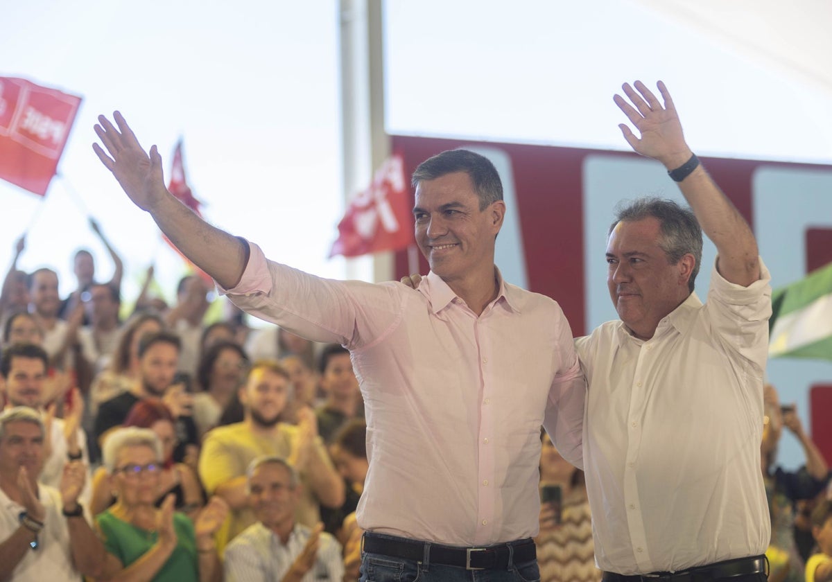 Pedro Sánchez y Juan Espadas durante un mitín del PSOE andaluz