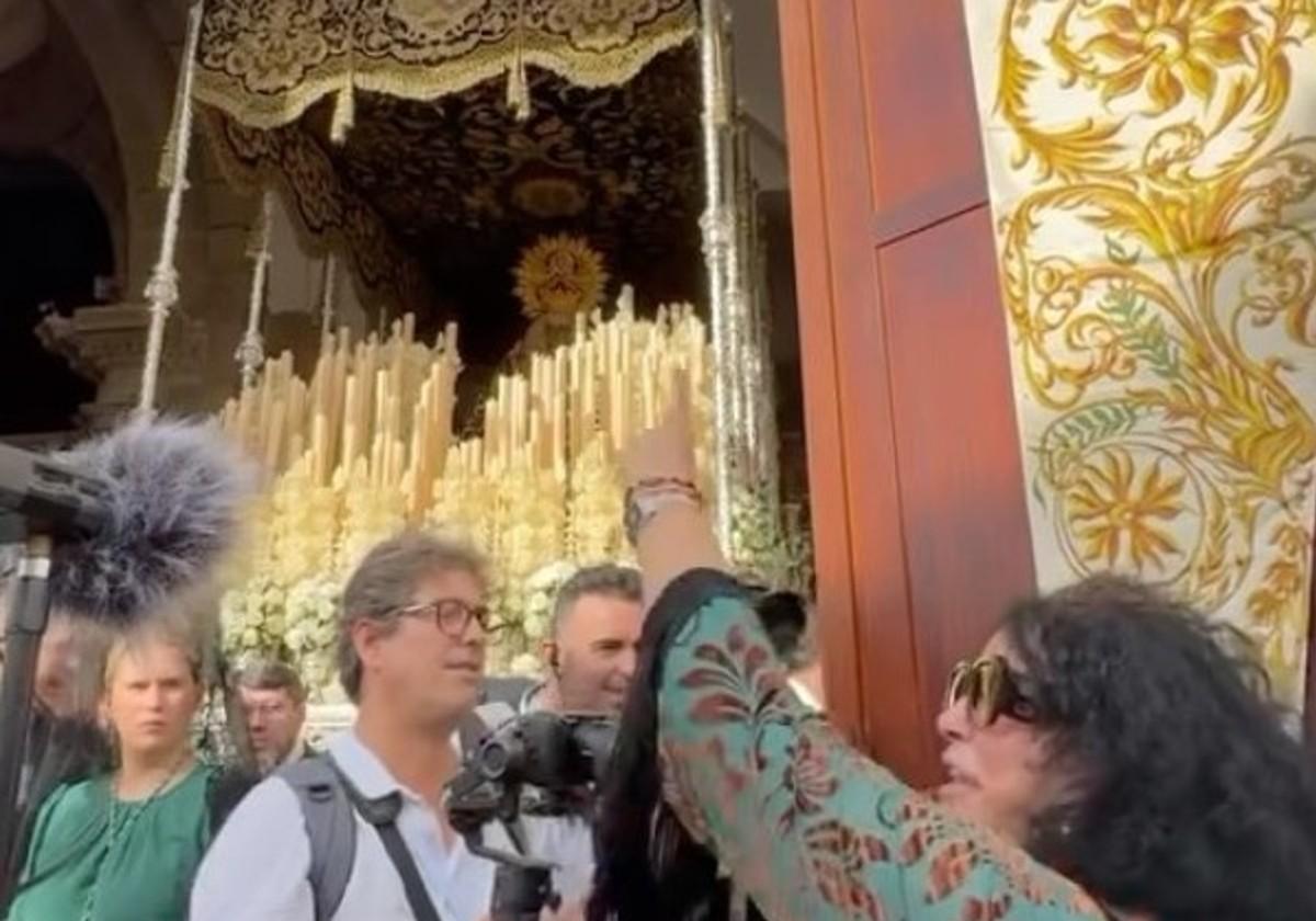 La Esperanza de la Yedra durante su salida en la Magana Mariana de Jerez