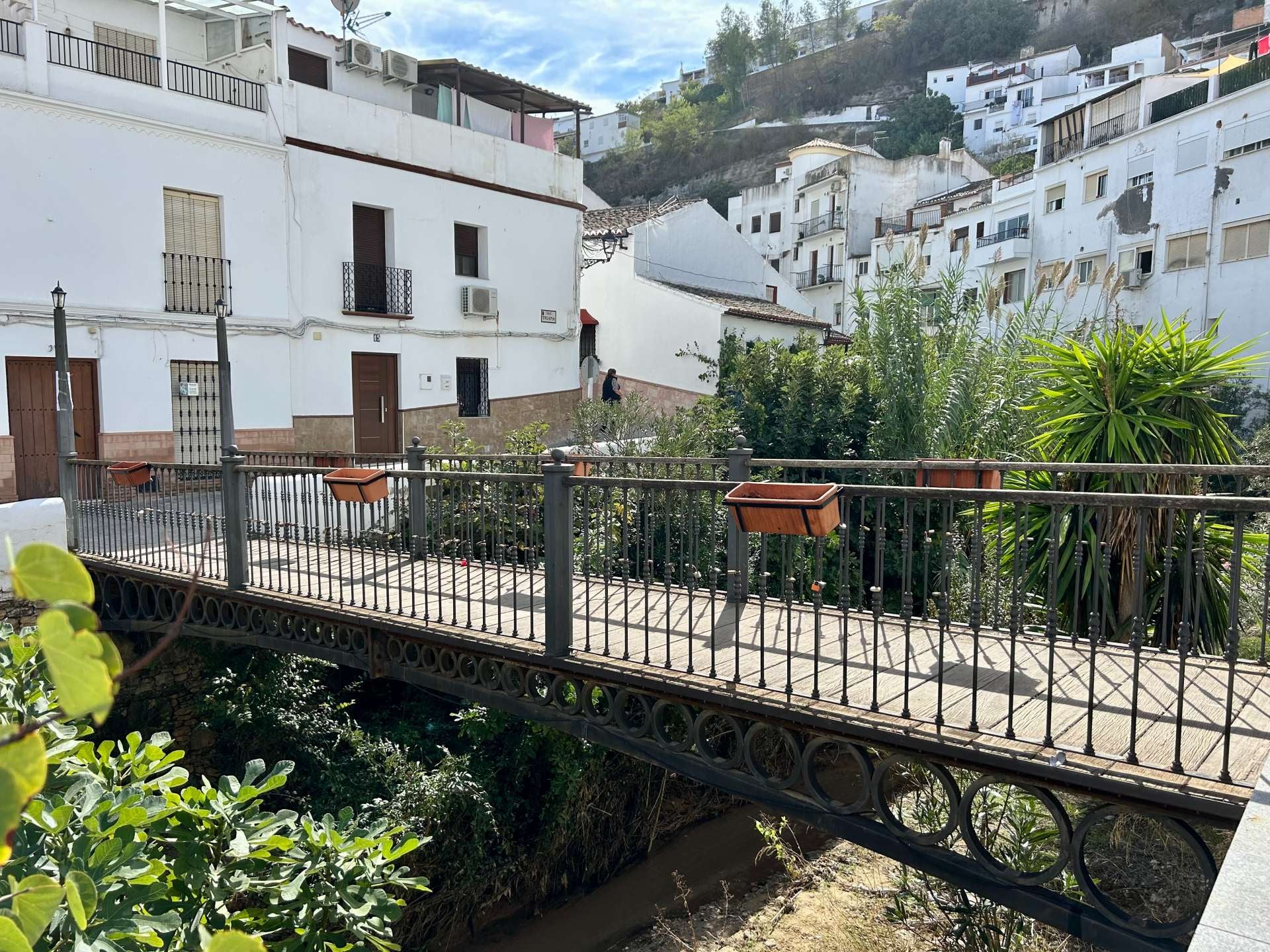 Imagen del puente de Setenil que se asemeja al Puente de Triana de Sevilla