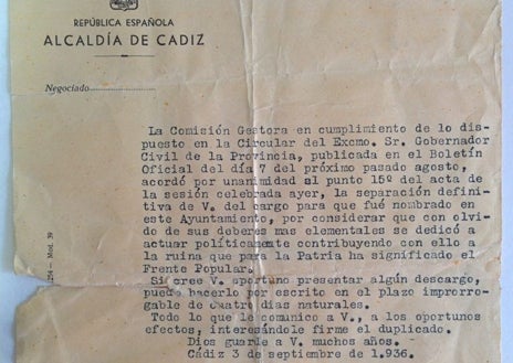 Imagen secundaria 1 - Rafael Zaragoza tiene las fichas en la que se acredita que a su padre lo echaron del Ayuntamiento en 1936 por motivos políticos y la suya propia, de 1975, cuando fue señalado como elemento subversivo.