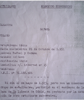 Imagen secundaria 2 - Rafael Zaragoza tiene las fichas en la que se acredita que a su padre lo echaron del Ayuntamiento en 1936 por motivos políticos y la suya propia, de 1975, cuando fue señalado como elemento subversivo.