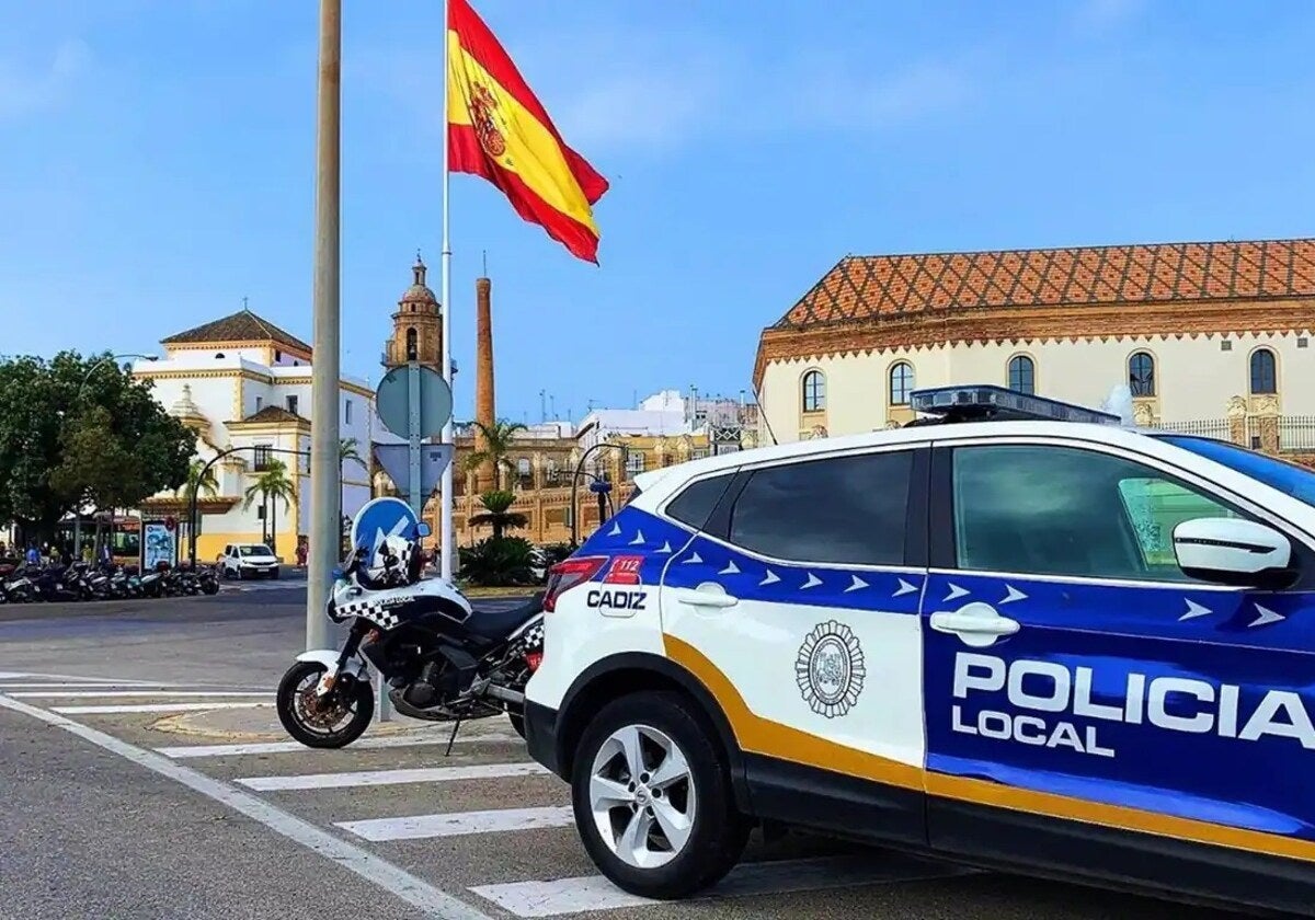 Vehículos de la Policía Local frente al Palacio de Congresos de Cádiz