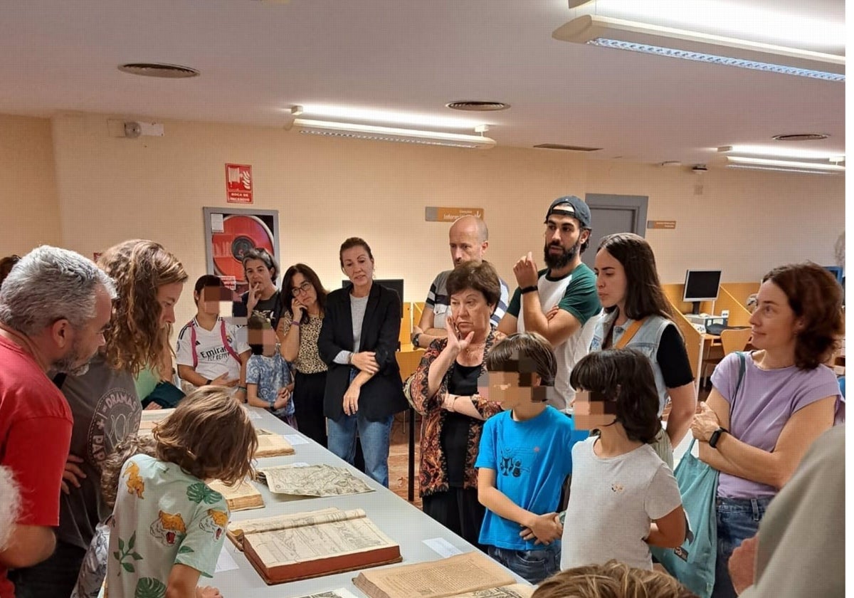 La delegada territorial de Cultura en la provincia de Cádiz, Tania Barcelona, en la primera de las visitas teatralizadas realizadas en la Biblioteca Provincial de Cádiz.