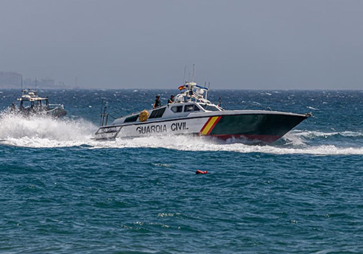 La Guardia Civil intercepta un barco cuando maniobraba con una narcolancha en el Guadalquivir