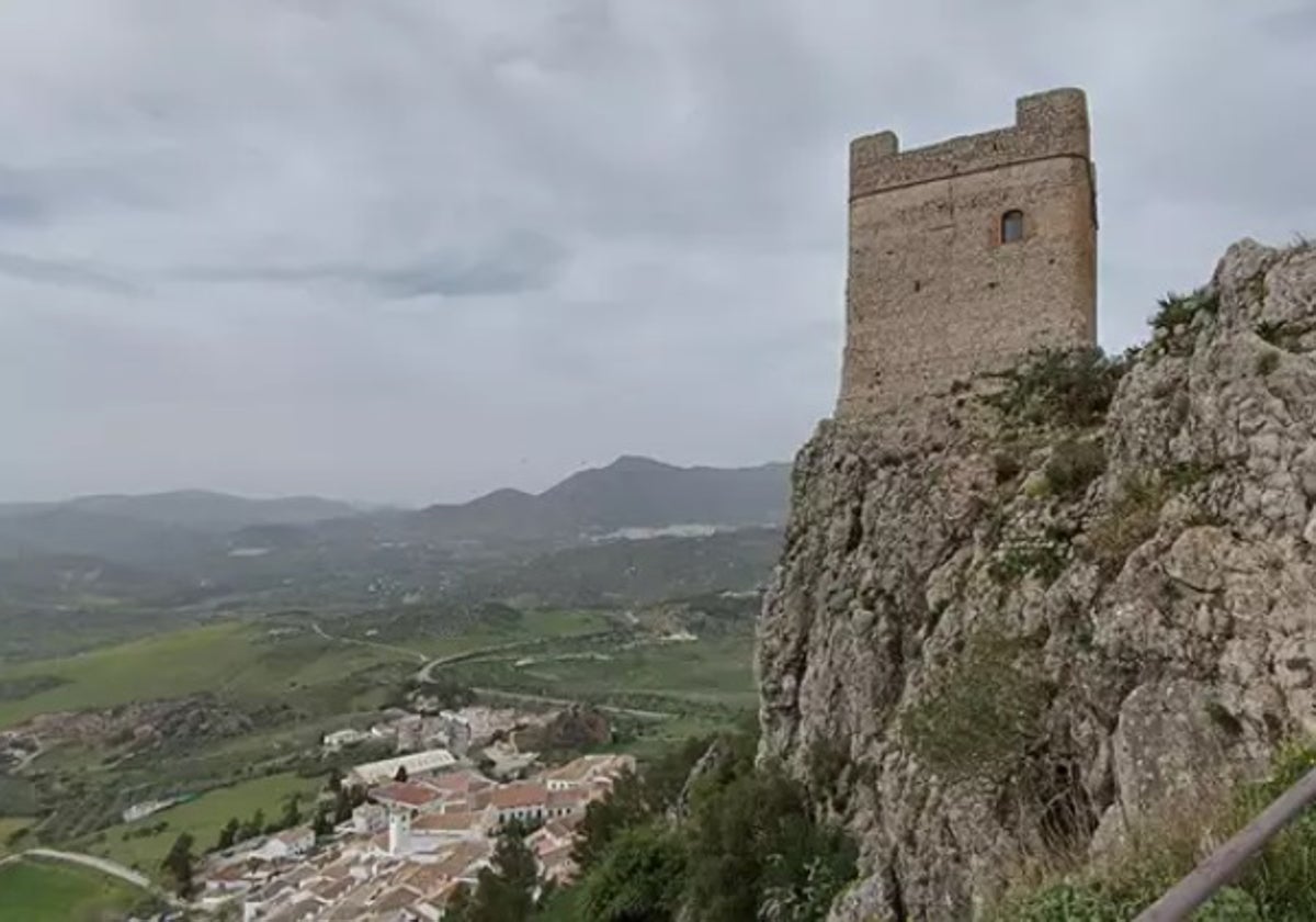 Vista de la Torre del Homenaje y el pueblo de Zahara de la Sierra a sus pies