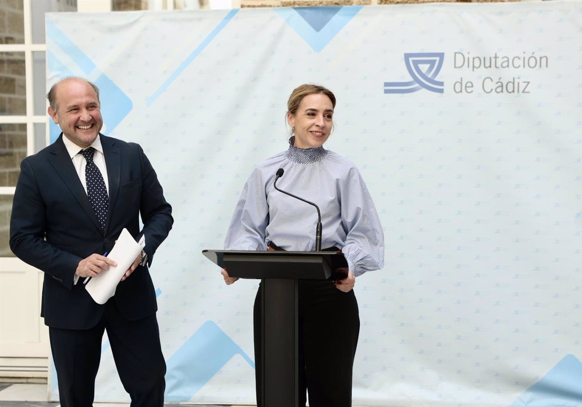 La presidenta de Diputación, Almudena Martínez, con el vicepresidente primero, Juancho Ortiz, en foto de archivo.